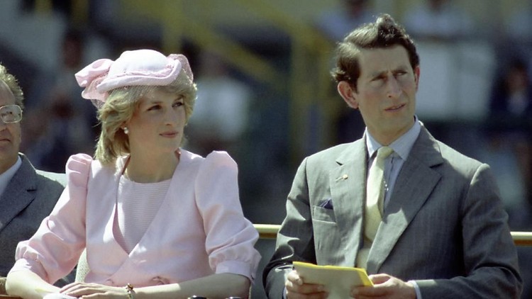Putri Diana NEWCASTLE, AUSTRALIA - 1983: Princess Diana And Prince Charles watch an official event during their first royal Australian tour 1983 IN Newcastle, Austrlia. (Photo by Patrick Riviere/Getty Images)