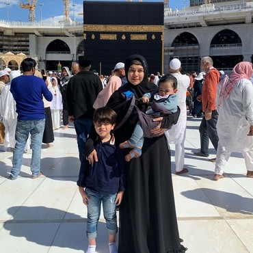Pengalaman Perdana Nikita Mirzani Umroh sembari Gendong Arkana