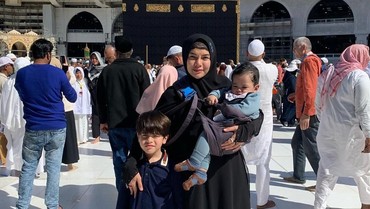 img-title Pengalaman Perdana Nikita Mirzani Umroh sembari Gendong Arkana