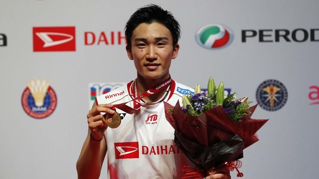 Pebulutangkis nomor satu dunia asal Jepang, Kento Momota, yang mengalami kecelakaan di Malaysia akrab dengan sejumlah skandal.