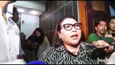img-title Jalani Rehabilitasi di RSKO, Nunung Sempatkan Jenguk Ibu ke Solo