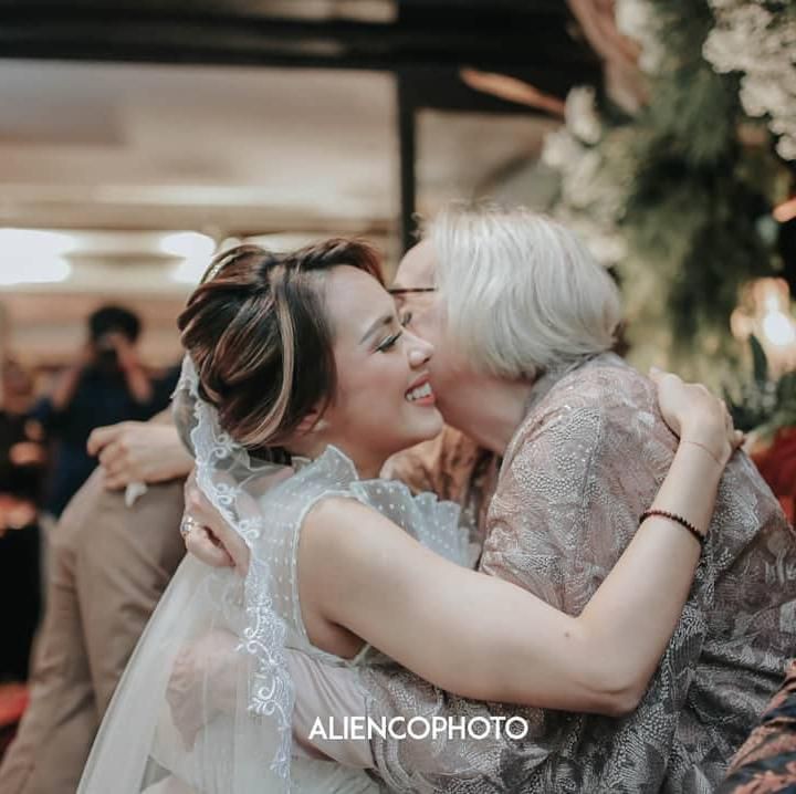 <p>Momen haru saat Nabila Faisal dan marcell Dawin melakukan sengkeman kepada keluarga, usai resmi menjadi sepasang suami istri. (Foto: Instagram @aliencophoto)</p>