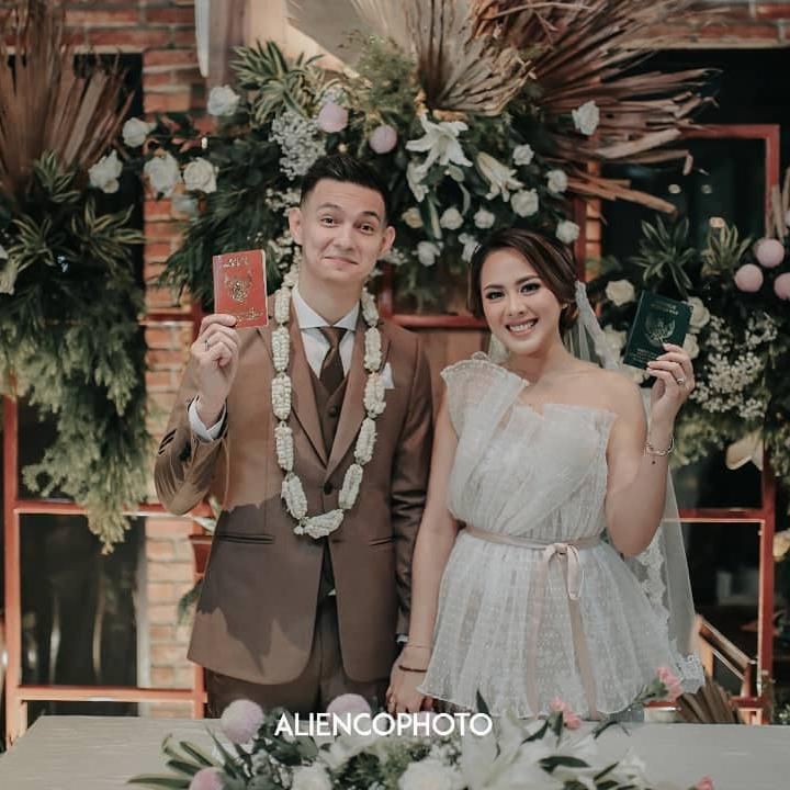 <p>Marcell Darwin resmi melepas masa lajang dengan mempersunting Nabila Faisal. Mereka menikah pada Minggu, 12 Januari 2020 di kawasan Kebayoran Baru, Jakarta Selatan. (Foto by Alienchophoto via Instagram @dibaliklayarorganizer)</p>