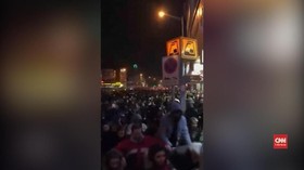VIDEO: Polisi Tembakkan Gas Air Mata ke Pedemo Iran