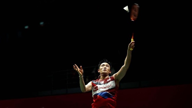 Atlet badminton Kento Momota dinyatakan positif Covid-19 dan membuat timnas Jepang mundur dari turnamen Thailand Open yang diselenggarakan Januari ini.