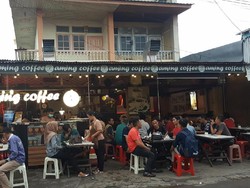 Nyeruput Kopi Robusta di Warung Kopi Aming yang Legendaris
