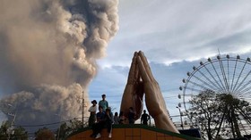 FOTO : Warga Filipina Panik Akibat Erupsi Gunung Taal
