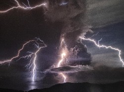 Viral Dashyatnya Petir Menyambar-nyambar di Taal Volcano, Apa Penyebabnya?