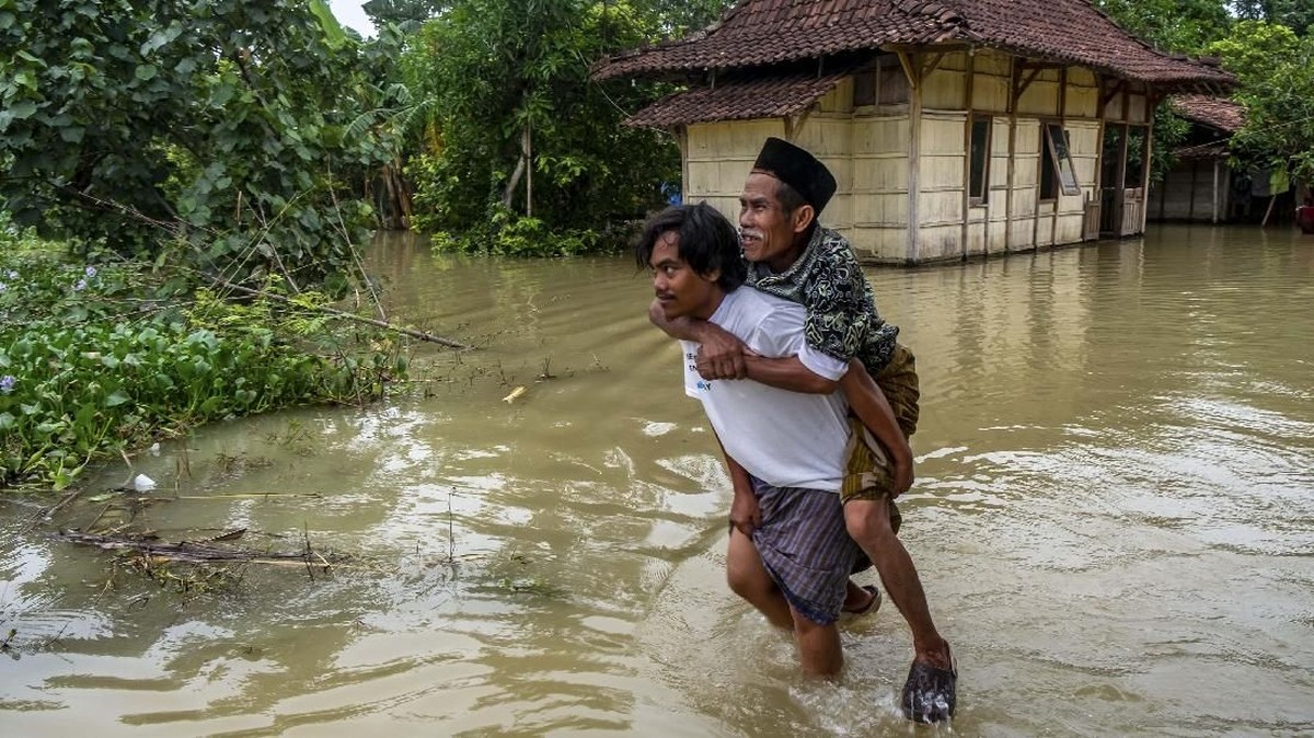 FOTO : Tanggul Sungai Tuntang Demak Jebol, Permukiman Banjir