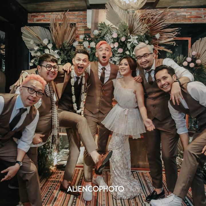 <p>Kehadiran sahabat menambah kecerian pernikahan mereka. Selamat menikah Marcell Dariwn dan Nabila Faisal, semoga langgeng sampai maut memisahkan ya! (Foto: Instagram @aliencophoto)</p>