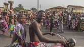 FOTO: Merayakan Voodoo Sebagai Jalan Hidup Di Benin, Afrika Selatan, Voodoo adalah hal yang sangat normal. Ia bukan hanya kepercayaan, melainkan sebuah jalan hidup yang dirayakan setiap tahun.