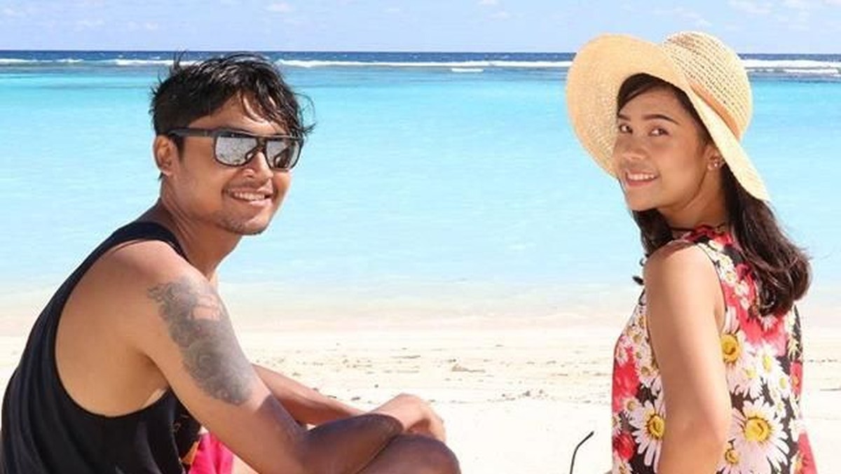 Lama tak terdengar kabarnya Sinta 'Keong Racun' ternya sudah menikah sejak 7 tahun silam&period; Kabarnya ia kini sudah menetap di Prancis bersama sang suami&comma; Ocky&period;