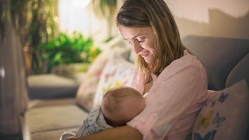 BAYI BERKERINGAT SAAT DISUSUI, NORMAL ENGGAK SIH?