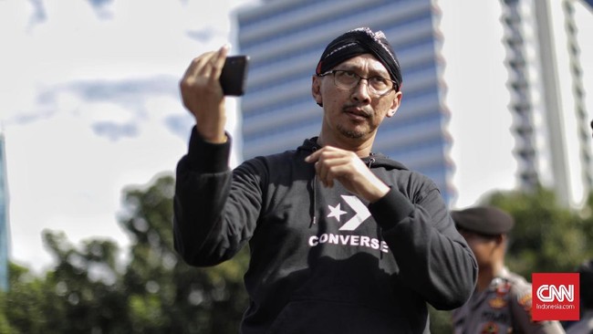 PKS mempertanyakan apakah Permadi Arya alias Abu Janda digaji pakai uang negara mengingat pemerintah gelontorkan uang puluhan miliar untuk influencer.
