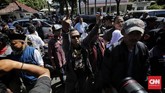 FOTO : Demo Bang Japar dan Jakarta Bergerak di Balai Kota Massa Bang Japar dan Jakarta Bergerak sama-sama berdemo di Balai Kota namu punya kepentingan berbeda. Bang Japar mengawal Anies, Jakarta Bergerak mengkritisi.