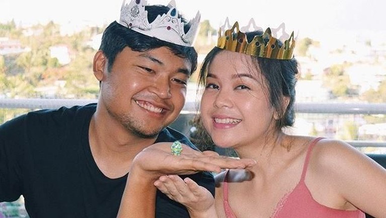Lama tak terdengar kabarnya Sinta 'Keong Racun' ternya sudah menikah sejak 7 tahun silam. Kabarnya ia kini sudah menetap di Prancis bersama sang suami, Ocky.