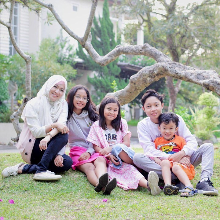 <p>Lama tak terlihat di televisi, Okie Agustina terlihat menikmati hidup bersama keluarga barunya. Okie memiliki satu anak dari pernikahannya dengan Gunawan Cahyo. (Foto: Instagram @okieagustina_)</p>
