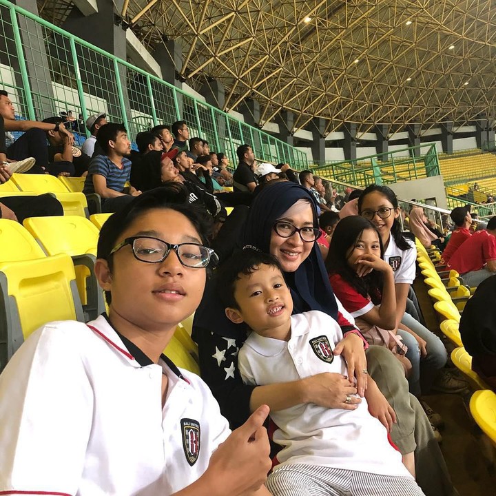 <p>Ia juga mengajak anak-anaknya untuk menonton ayah mereka bertanding sepak bola. Semua anak-anak Okie ikut untuk mendukung sang ayah yang merupakan pemain sepak bola di Bali United. (Foto: Instagram @okieagustina_)</p>