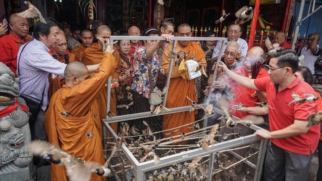 Ritual pelepasan burung dan ikan juga menjadi simbol membersihkan diri dan membuang keburukan jelang Imlek.