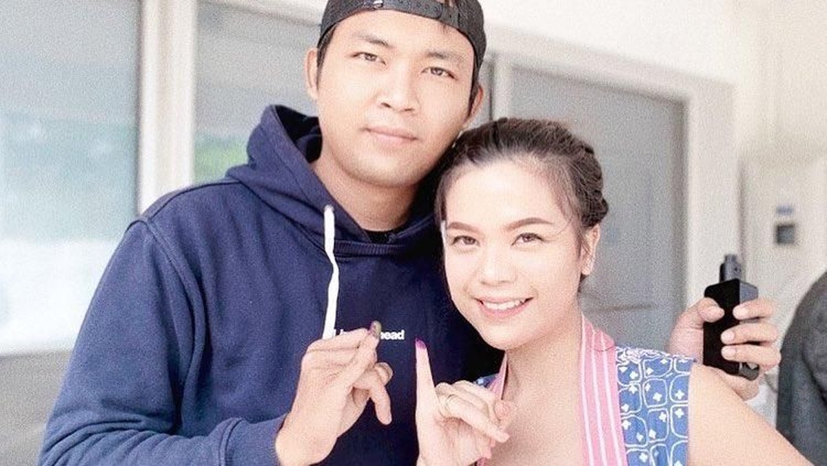 Lama tak terdengar kabarnya Sinta 'Keong Racun' ternya sudah menikah sejak 7 tahun silam&period; Kabarnya ia kini sudah menetap di Prancis bersama sang suami&comma; Ocky&period;