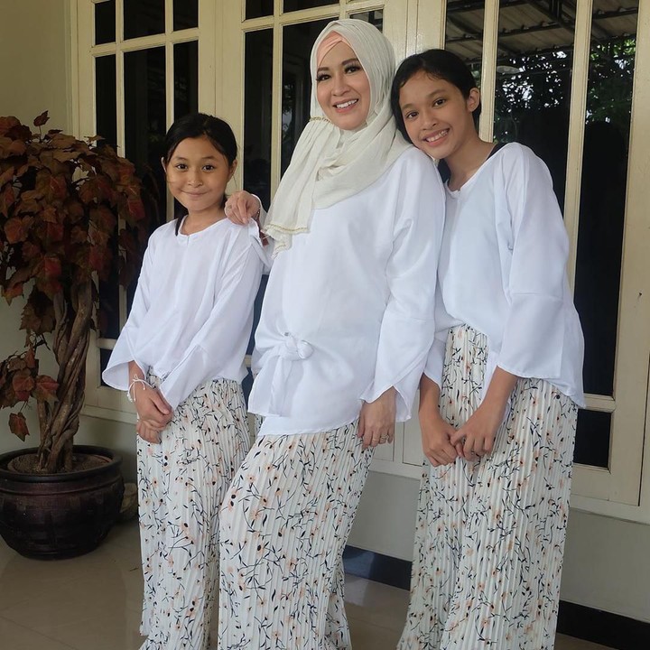 <p>Mantan istri Pasha Ungu ini kerap memamerkan kebersamaan dengan anak-anaknya. Dua anak perempuan Okie, Shakinah Azalea Napasha dan Nasha Anaya Putri Valentina Pasha sekarang sudah remaja, Bun. Mereka terlihat kompak dan mirip ya ketika menggunakan baju yang sama seperti ini. (Foto: Instagram @okieagustina_)</p>
