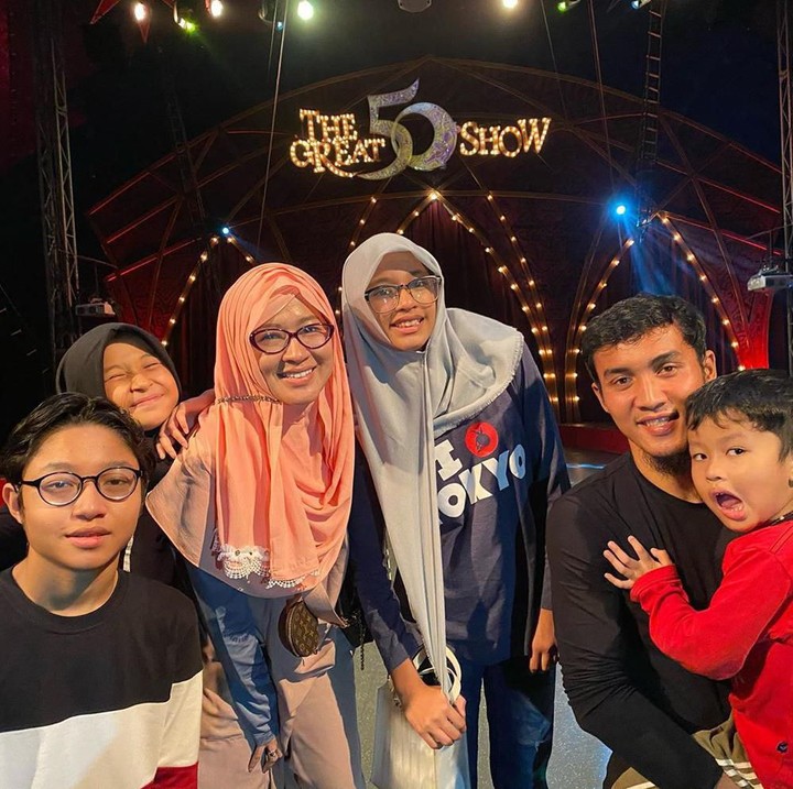 <p>Tidak cuma itu, Okie dan suami kerap mengajak anak-anak berlibur. Misalnya, mengajak mereka menonton sirkus. (Foto: Instagram @okieagustina_)</p>