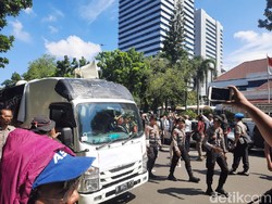 Long March ke Patung Kuda, Massa Kontra Anies Dilempari Botol
