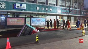 VIDEO: Lubang Jalanan di China Telan Bus, 6 Orang Tewas