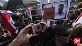 FOTO : Demo Bang Japar dan Jakarta Bergerak di Balai Kota Massa Bang Japar dan Jakarta Bergerak sama-sama berdemo di Balai Kota namu punya kepentingan berbeda. Bang Japar mengawal Anies, Jakarta Bergerak mengkritisi.