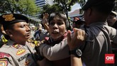 FOTO : Demo Bang Japar dan Jakarta Bergerak di Balai Kota Massa Bang Japar dan Jakarta Bergerak sama-sama berdemo di Balai Kota namu punya kepentingan berbeda. Bang Japar mengawal Anies, Jakarta Bergerak mengkritisi.