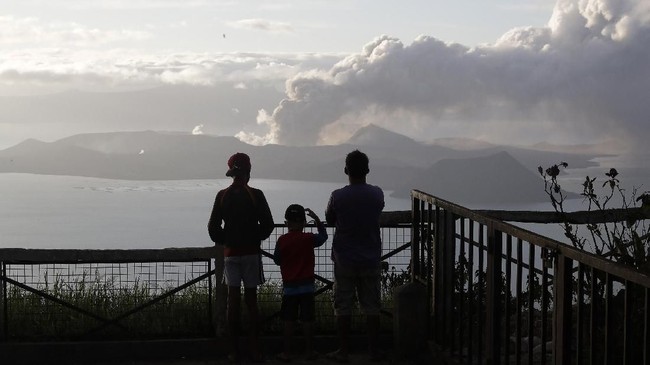 Pihak berwenang Filipina mulai mengevakuasi ribuan orang usai status Gunung Taal dinaikkan menjadi waspada.