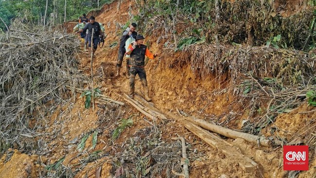 Lembaga nirlaba CT Arsa Foundation menembus daerah terisolasi di Pasir Madang, Kecamatan Sukajaya, Kabupaten Bogor guna mengantarkan bantuan