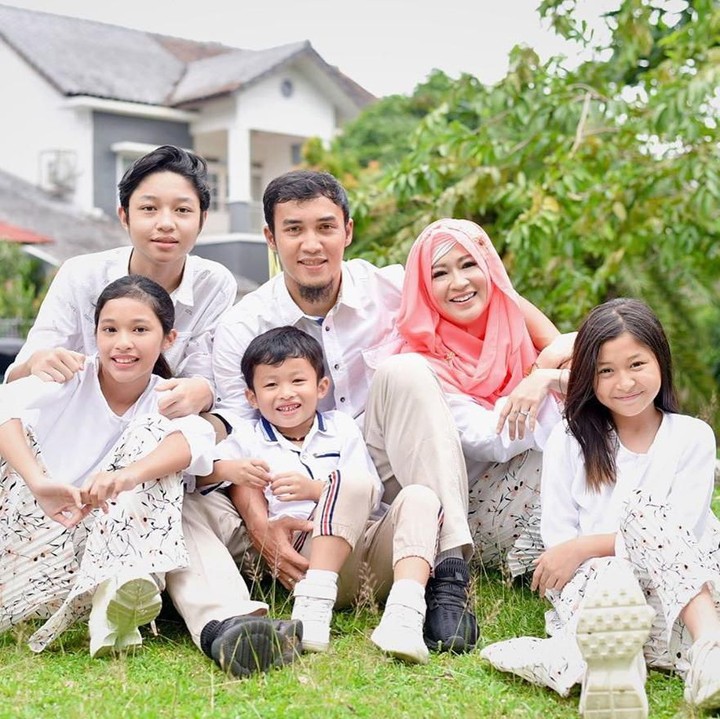 <p>Baru-baru ini, Okie Agustina baru melakukan sesi pemotretan bersama suami dan anak-anaknya. Mereka terlihat kompak ya, Bun dengan baju serba putih seperti ini. (Foto: Instagram @okieagustina_)</p>