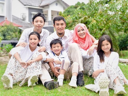 Lama Tak Terlihat, Intip Potret Bahagia Okie Agustina Bareng Anak dan Suami