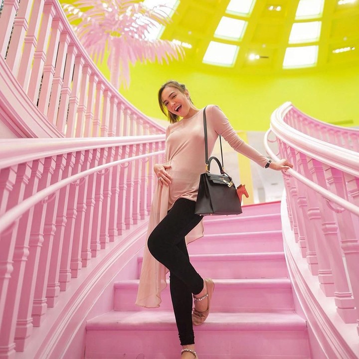 <p>Tidak banyak yang berubah dari penampilan Shandy sejak trimester awal kehamilan. Pakai baju apa saja masih keliatan kece ya, Bun. (Foto: Instagram @shandyaulia)</p>