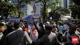 FOTO : Demo Bang Japar dan Jakarta Bergerak di Balai Kota Massa Bang Japar dan Jakarta Bergerak sama-sama berdemo di Balai Kota namu punya kepentingan berbeda. Bang Japar mengawal Anies, Jakarta Bergerak mengkritisi.