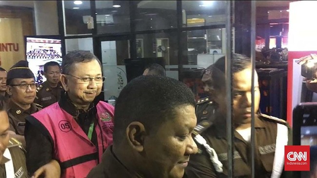 Mantan Dirut PT Asuransi Jiwasraya, Hendrisman Rahim, keluar gedung Kejaksaan Agung dengan mengenakan rompi tahanan.