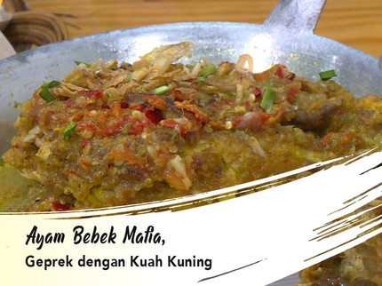 Ayam Bebek Mafia, Geprek dengan Kuah Kuning