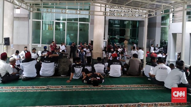 Massa Bang Japar tiba lebih awal di Balai Kota Jakarta untuk mengawal Anies Baswedan. Mereka berusaha menandingi demo menuntut Anies mundur.