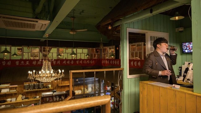 FOTO: Bar 'Propaganda' Korea Utara di Sudut Seoul