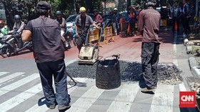 Dinas PU Bongkar Jalan di Kota Bandung yang Keluarkan Asap