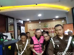 Video: Eks Dirut Jiwasraya Ditahan Kejagung, Tangan Diborgol