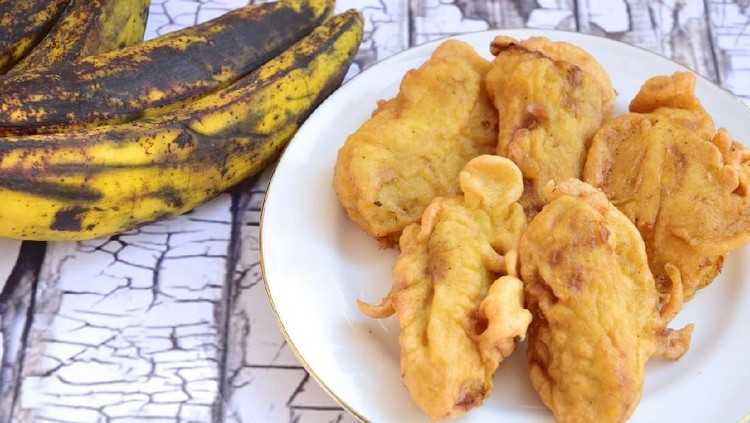 Camilan orang Indonesia tak jauh dari gorengan. Salah satu yang difavoritkan adalah pisang goreng. Simak tips menggoreng pisang agar krispi dan matang merata.