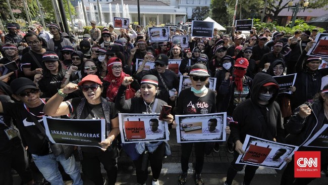 Jakarta Bergerak mengkritik Anies tak bisa meminpin Jakarta, sementara massa Bang Japar mengawal Anies Baswedan.