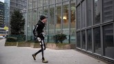 FOTO: Manusia Laba-Laba Protes Jaminan Pensiun Prancis Pemanjat bebas Prancis, Alain Robert, ikut memprotes kebijakan jaminan pensiun Presiden Emmanuel Macron.