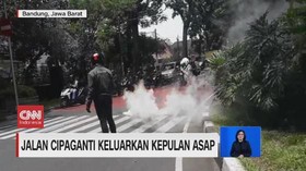 VIDEO: Jalan Cipaganti Keluarkan Kepulan Asap
