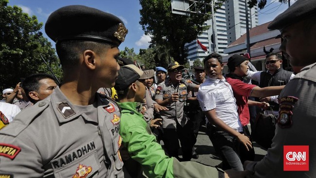 Polisi menolak disebut mengamankan para pedemo di Balai Kota, melainkan mengangkut mereka untuk menjauh dari lokasi demonstrasi.