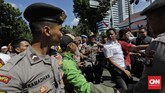FOTO : Demo Bang Japar dan Jakarta Bergerak di Balai Kota Massa Bang Japar dan Jakarta Bergerak sama-sama berdemo di Balai Kota namu punya kepentingan berbeda. Bang Japar mengawal Anies, Jakarta Bergerak mengkritisi.