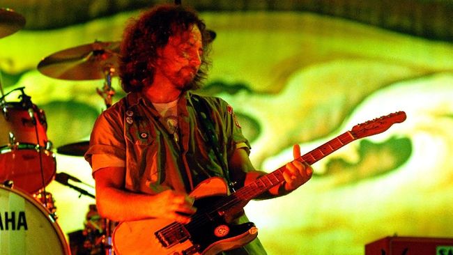 Eddie Vedder Pearl Jam has a sore throat after performing in Paris