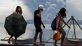 FOTO: Evakuasi Warga dari Amukan Gunung Taal